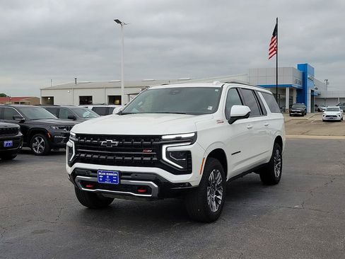 Used 2025 Chevrolet Suburban Z71 AWD/4WD image 2