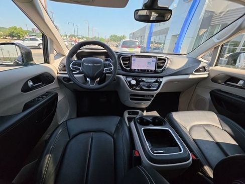 Used 2024 Chrysler Pacifica Limited FWD image 27