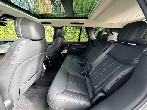 Used 2025 Land Rover Range Rover SE image 17