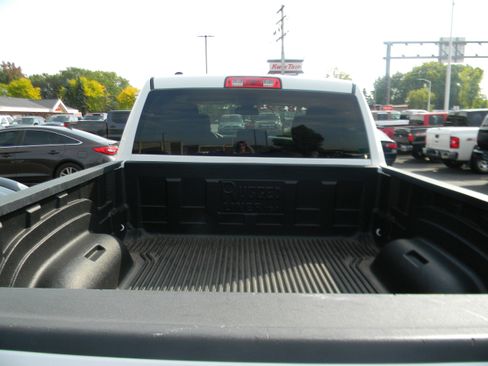 Used 2018 RAM 1500 Express AWD/4WD image 10