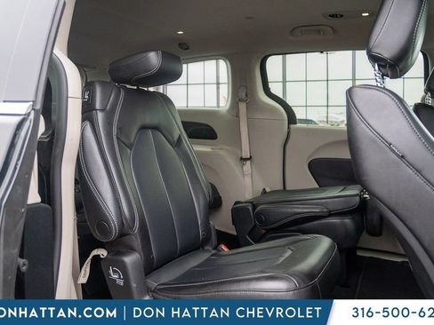 Used 2023 Chrysler Pacifica Touring-L FWD image 23