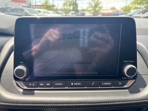 Used 2024 Nissan Rogue S AWD/4WD image 17