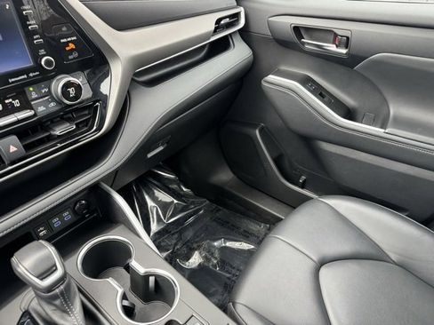 Certified 2022 Toyota Highlander XLE image 26