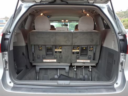 Used 2017 Toyota Sienna LE FWD image 6