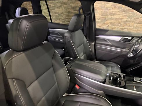 Used 2025 Buick Enclave Preferred w/ Power Package FWD image 32