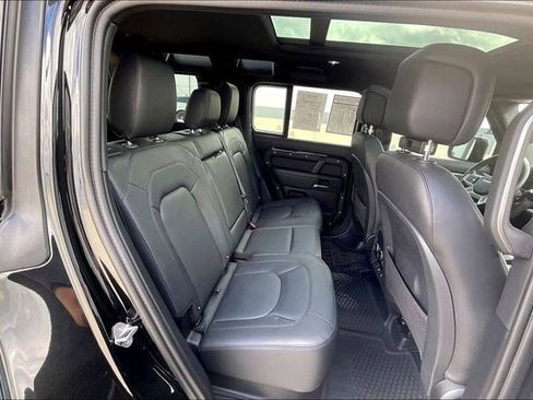 Used 2025 Land Rover Defender 110 X-Dynamic SE image 32