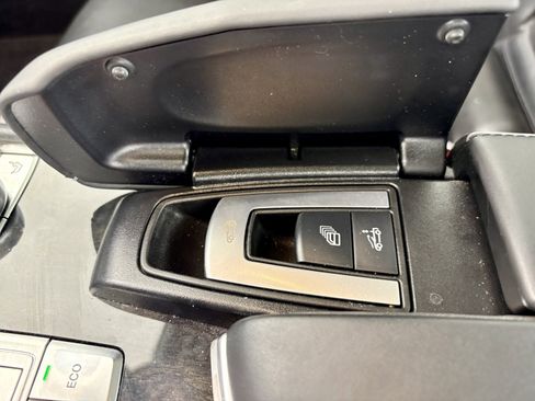 Used 2013 Mercedes-Benz SL 550 image 21