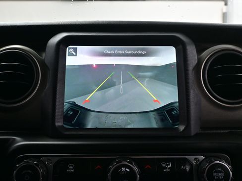 Used 2021 Jeep Gladiator Sport image 16