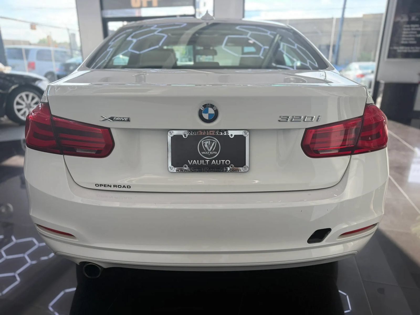 Used 2018 BMW 320i xDrive Sedan w/ Convenience Package AWD/4WD image 9