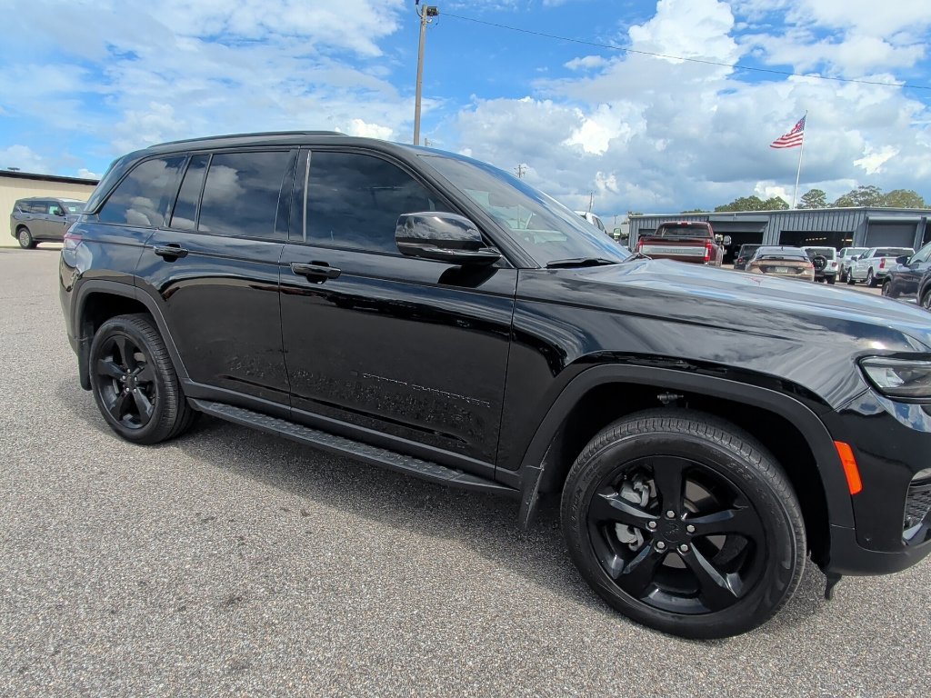 Used 2025 Jeep Grand Cherokee Limited w/ Luxury Tech Group II AWD/4WD image 4