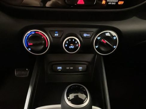 Certified 2025 Hyundai Venue SE FWD image 21