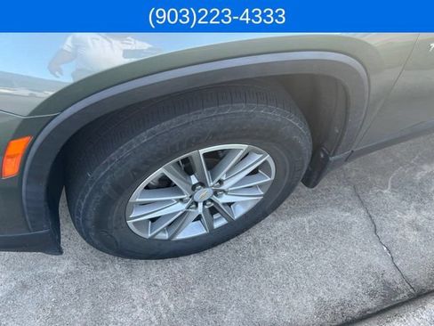 Used 2023 Chevrolet Traverse LT FWD image 2