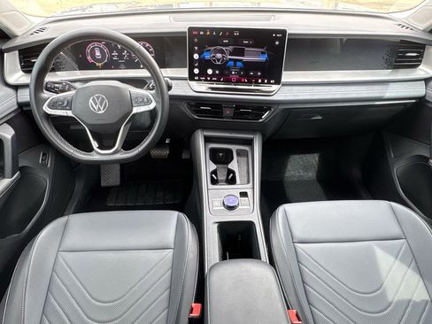 Used 2025 Volkswagen Tiguan SE FWD image 25