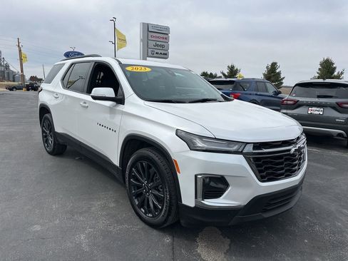Used 2023 Chevrolet Traverse RS image 2
