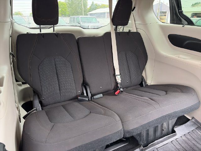 Used 2017 Chrysler Pacifica Touring Plus w/ Tire & Wheel Group FWD image 40