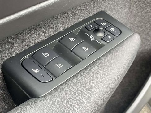 Used 2022 Volvo XC40 T5 R-Design w/ Climate Package image 17