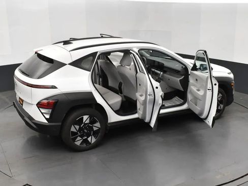 Used 2025 Hyundai Kona SEL FWD image 6