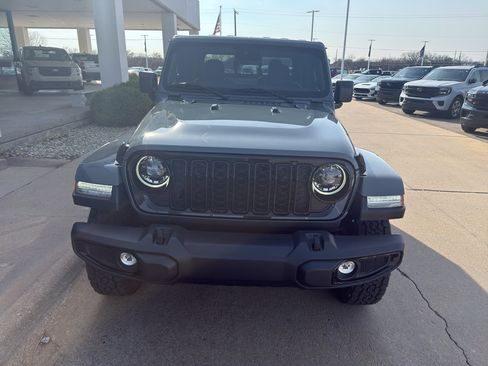 Used 2024 Jeep Gladiator Sport image 2