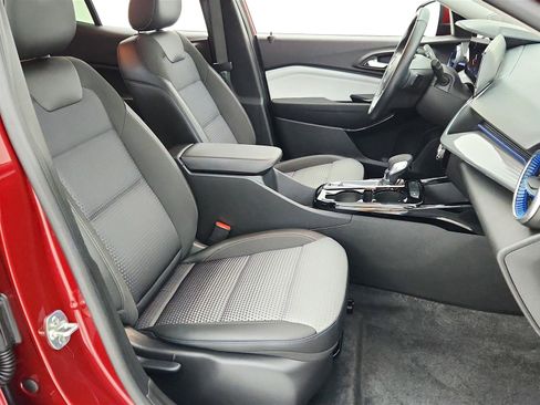 Used 2025 Chevrolet Trax LT w/ LT Convenience Package FWD image 34