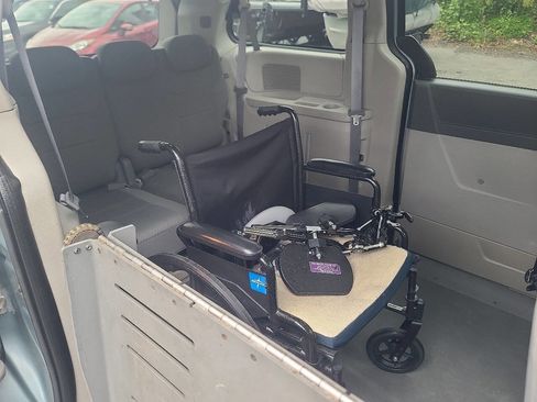 Used 2008 Chrysler Town & Country Touring w/ Trailer Tow Group FWD image 16