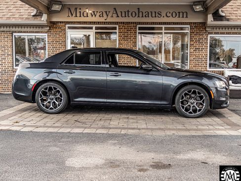 Used 2017 Chrysler 300 S image 9