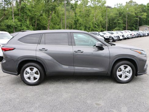 Used 2022 Toyota Highlander LE FWD image 9
