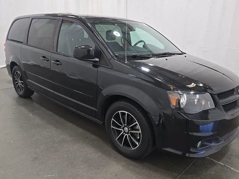 Used 2015 Dodge Grand Caravan SXT w/ Blacktop Package FWD image 2