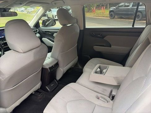 Used 2023 Toyota Highlander LE FWD image 8