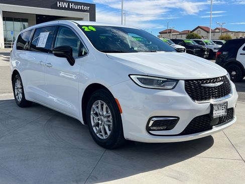 Certified 2024 Chrysler Pacifica Touring-L image 10