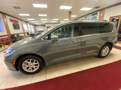 Used 2022 Chrysler Pacifica Touring-L image 2