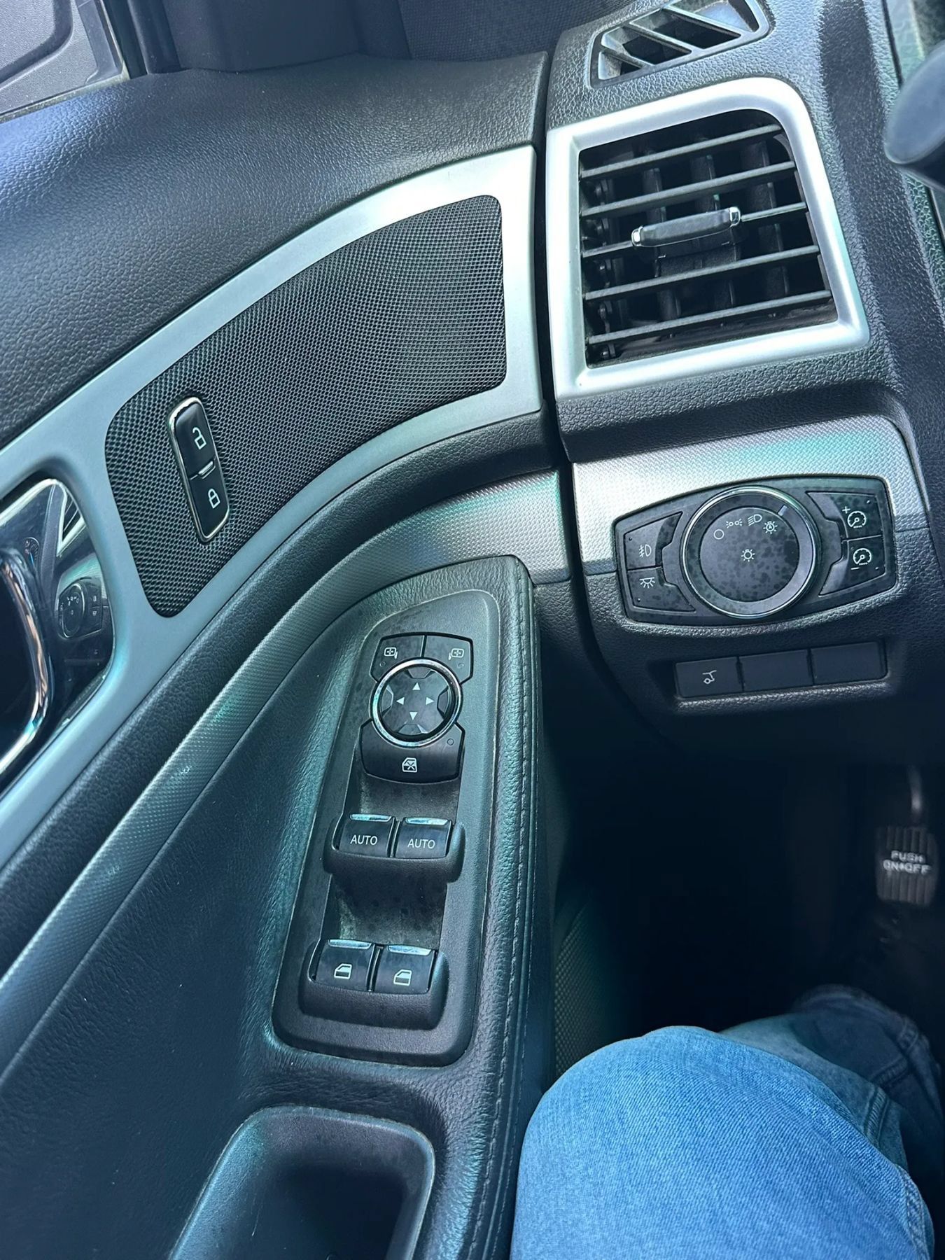 Used 2013 Ford Explorer XLT FWD image 26