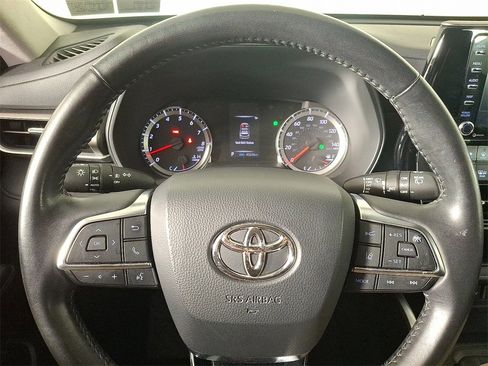 Used 2020 Toyota Highlander LE image 19