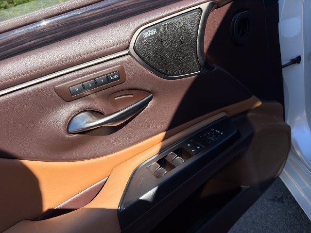 Used 2021 Lexus ES 300h Ultra Luxury w/ Accessory Package 2 FWD image 13