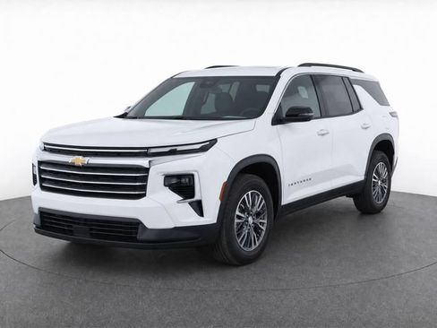 Used 2025 Chevrolet Traverse LT FWD image 1