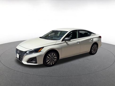 Used 2025 Nissan Altima 2.5 SV FWD image 8