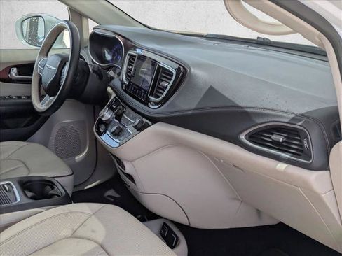 Used 2020 Chrysler Pacifica Limited FWD image 25