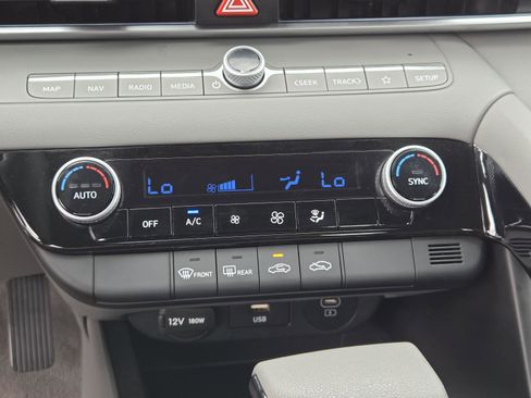 Used 2024 Hyundai Elantra Blue image 12