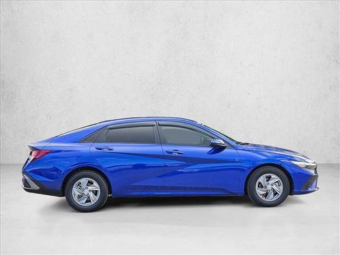 Used 2024 Hyundai Elantra SE FWD image 4