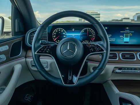 Certified 2025 Mercedes-Benz GLE 450e 4MATIC w/ Winter Package image 22