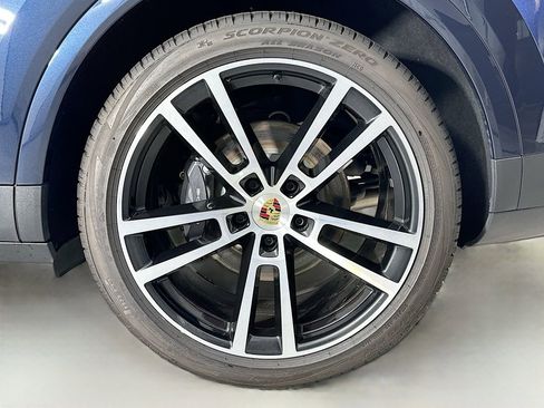 Used 2024 Porsche Cayenne image 33