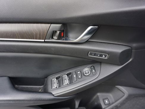 Used 2018 Honda Accord Touring image 3