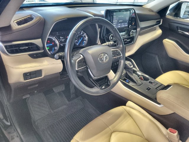 Used 2021 Toyota Highlander XLE AWD/4WD image 14