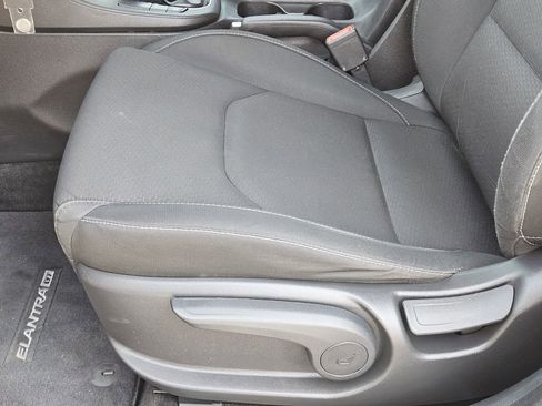 Used 2018 Hyundai Elantra GT FWD image 17