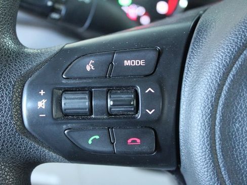 Used 2018 Kia Sedona L image 13