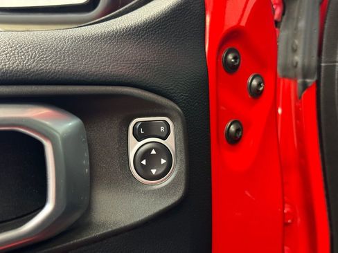 Used 2019 Jeep Wrangler Unlimited Sahara AWD/4WD image 10