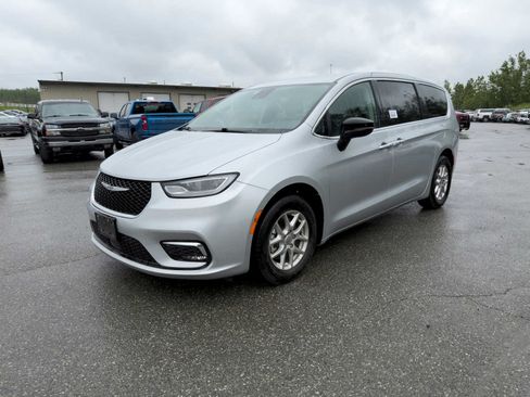Used 2024 Chrysler Pacifica Touring-L FWD image 3