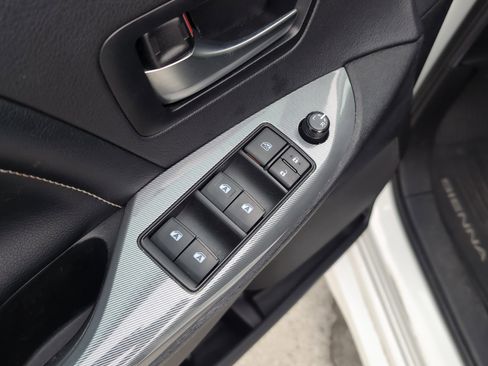 Certified 2020 Toyota Sienna SE w/ Nightshade Edition FWD image 15