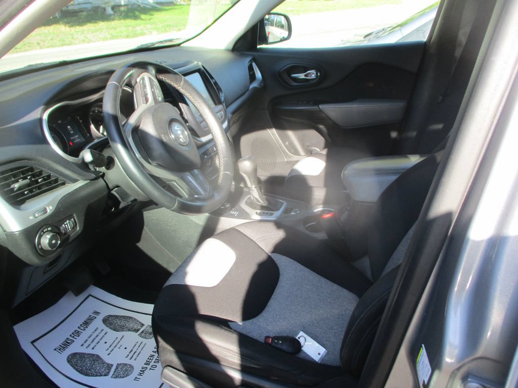 Used 2014 Jeep Cherokee Latitude AWD/4WD image 11