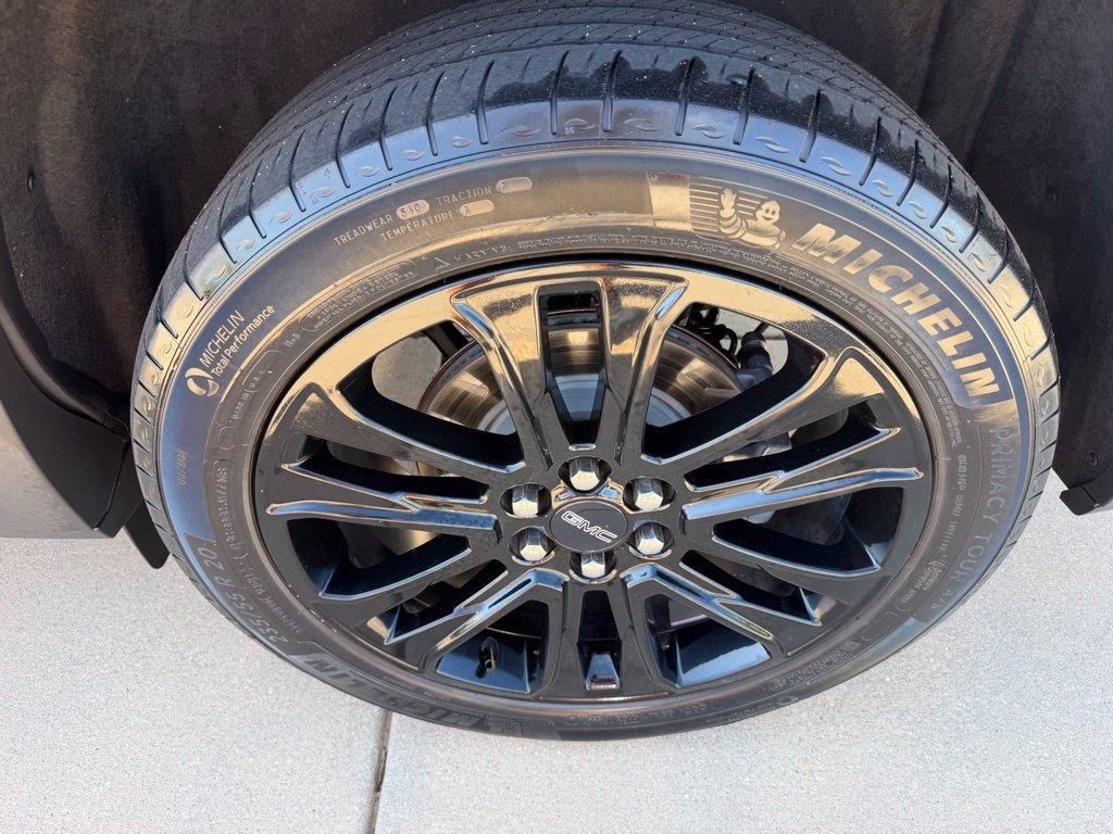 Used 2022 GMC Acadia SLE w/ Driver Convenience Package FWD image 26