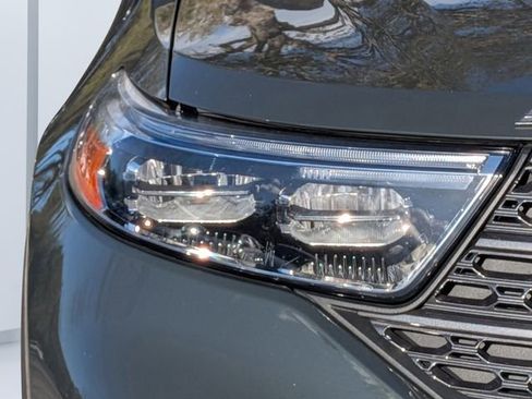 Used 2022 Ford Explorer XLT w/ Equipment Group 202A image 9